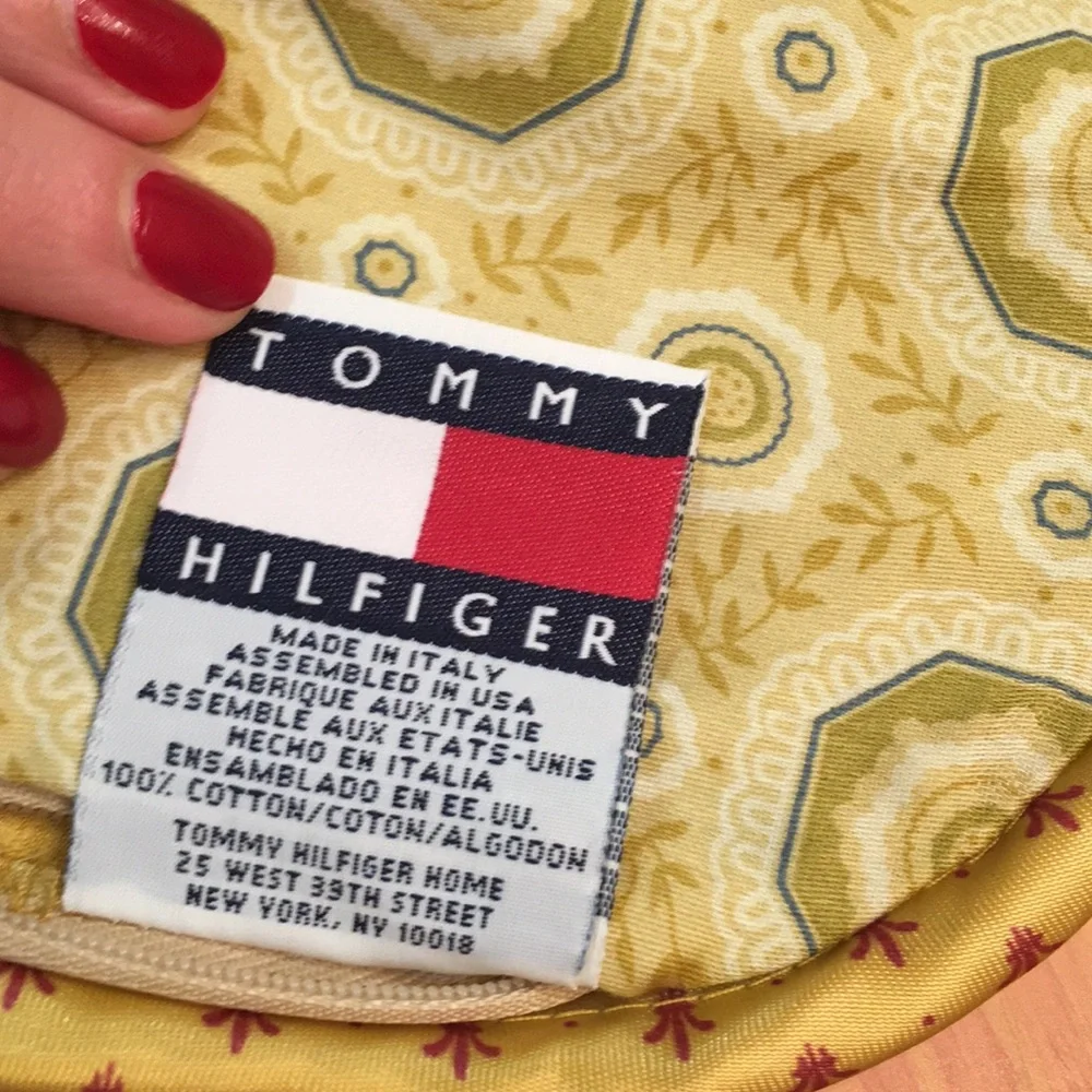 Tommy Hilfiger Gold Foulard Medallion Crest King Zippered King Pillow Sham
